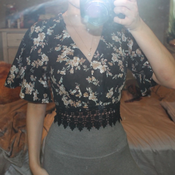 Fate Tops - NEW Fate flower print crop top